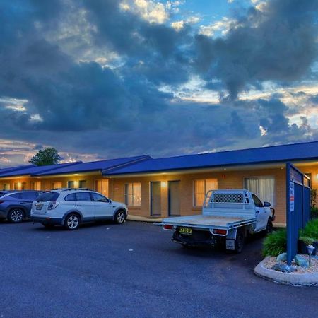 Edward Parry Motel And Apartments 탬워스 외부 사진