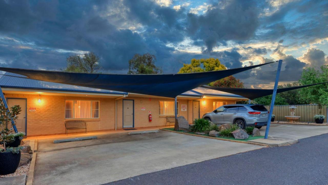 Edward Parry Motel And Apartments 탬워스 외부 사진