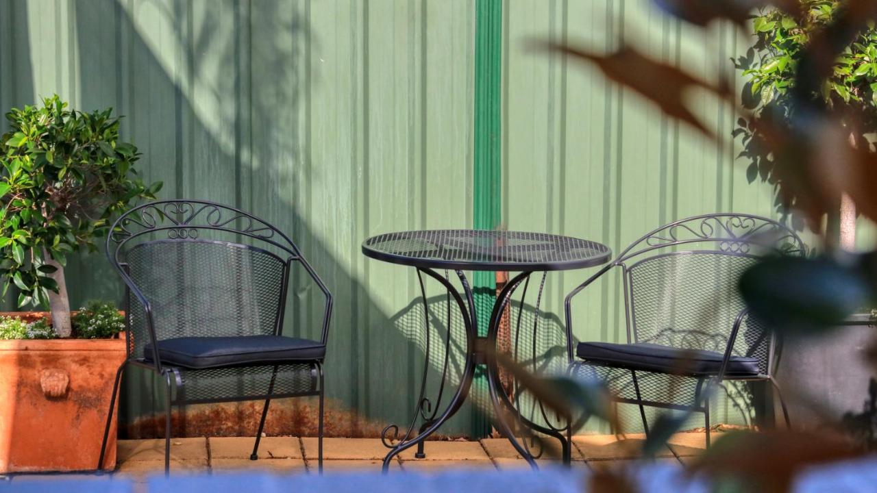 Edward Parry Motel And Apartments 탬워스 외부 사진