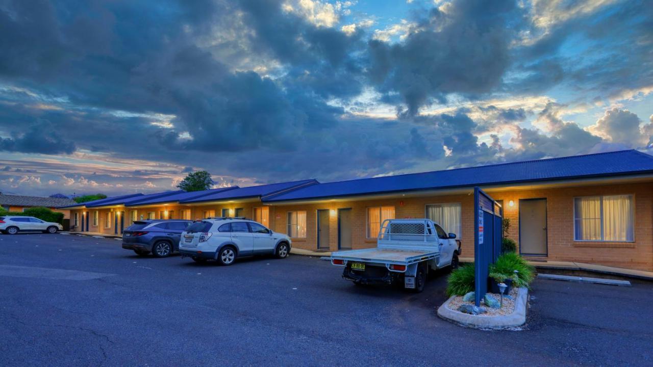 Edward Parry Motel And Apartments 탬워스 외부 사진