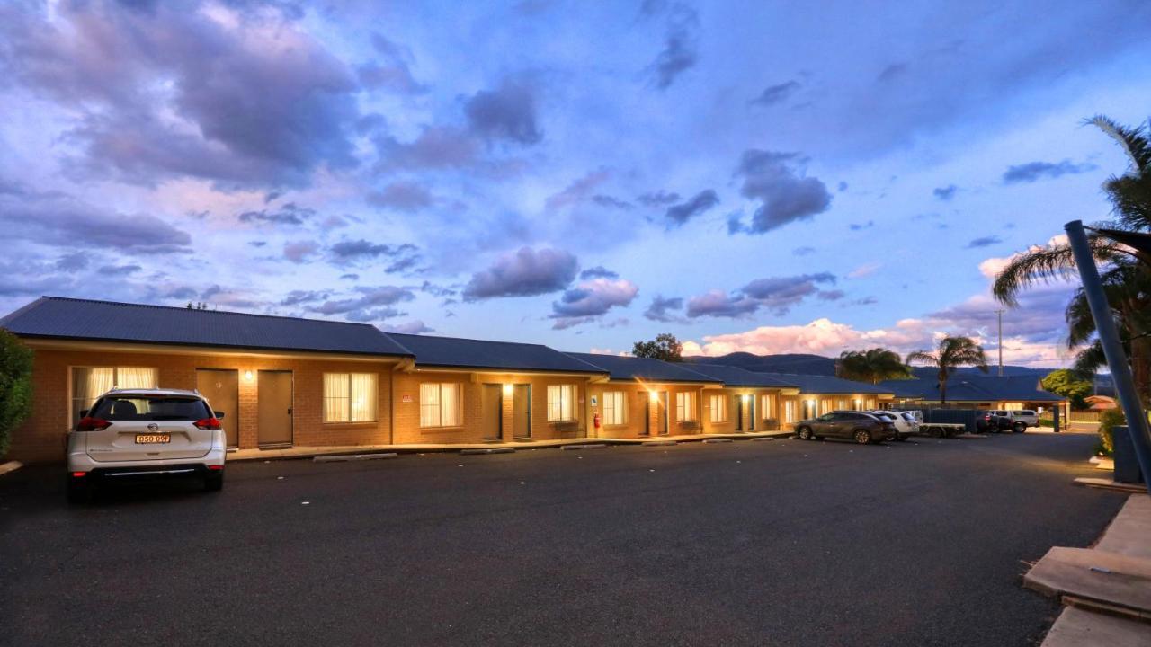 Edward Parry Motel And Apartments 탬워스 외부 사진