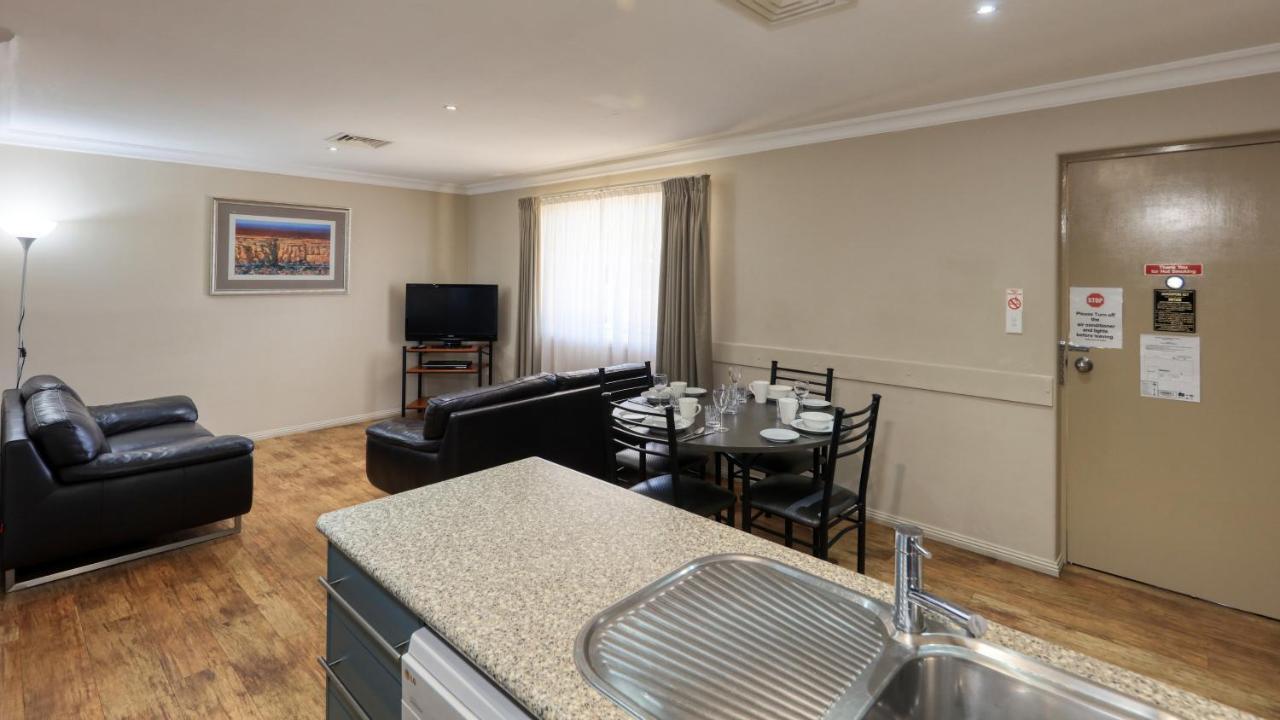 Edward Parry Motel And Apartments 탬워스 외부 사진