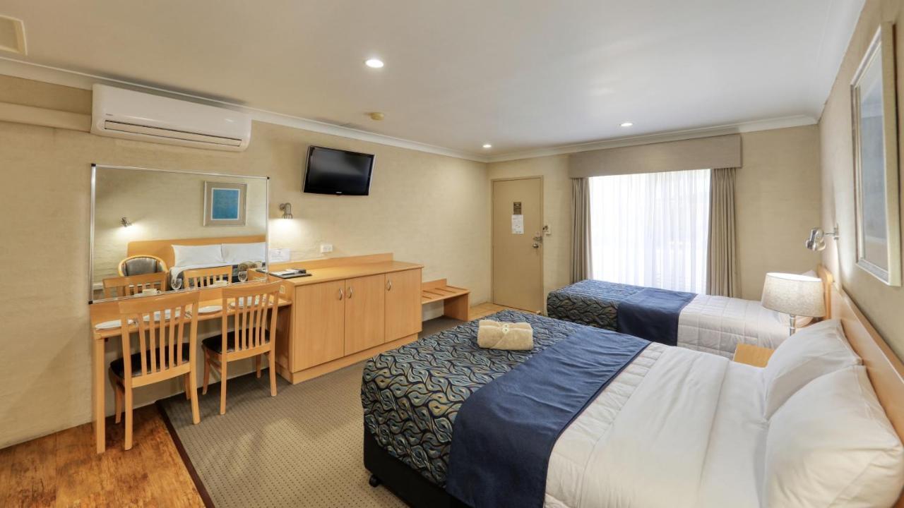 Edward Parry Motel And Apartments 탬워스 외부 사진