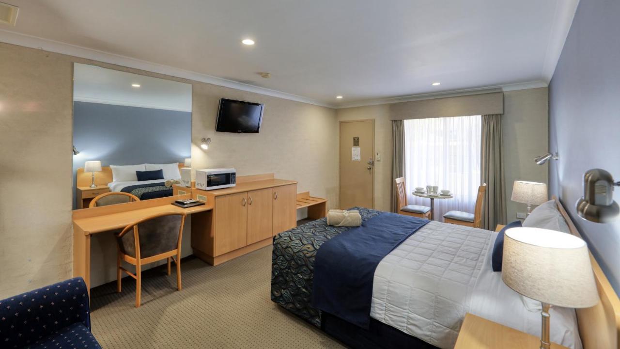Edward Parry Motel And Apartments 탬워스 외부 사진