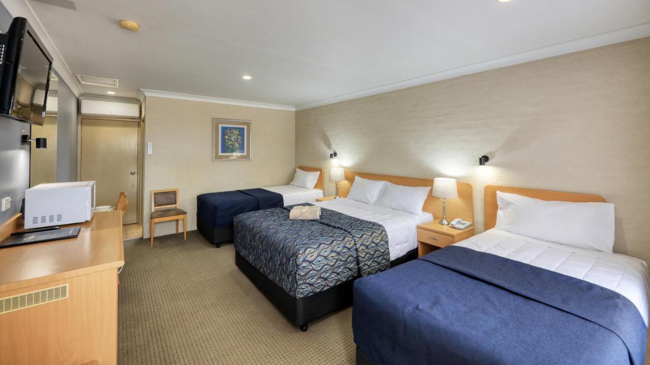 Edward Parry Motel And Apartments 탬워스 외부 사진
