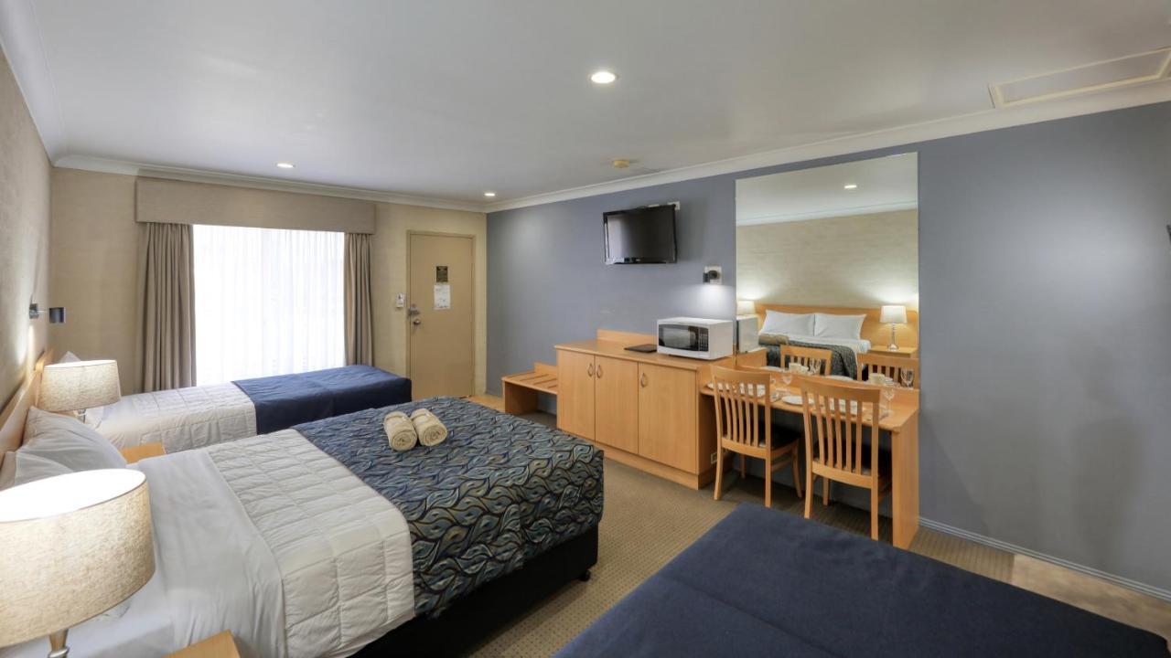 Edward Parry Motel And Apartments 탬워스 외부 사진