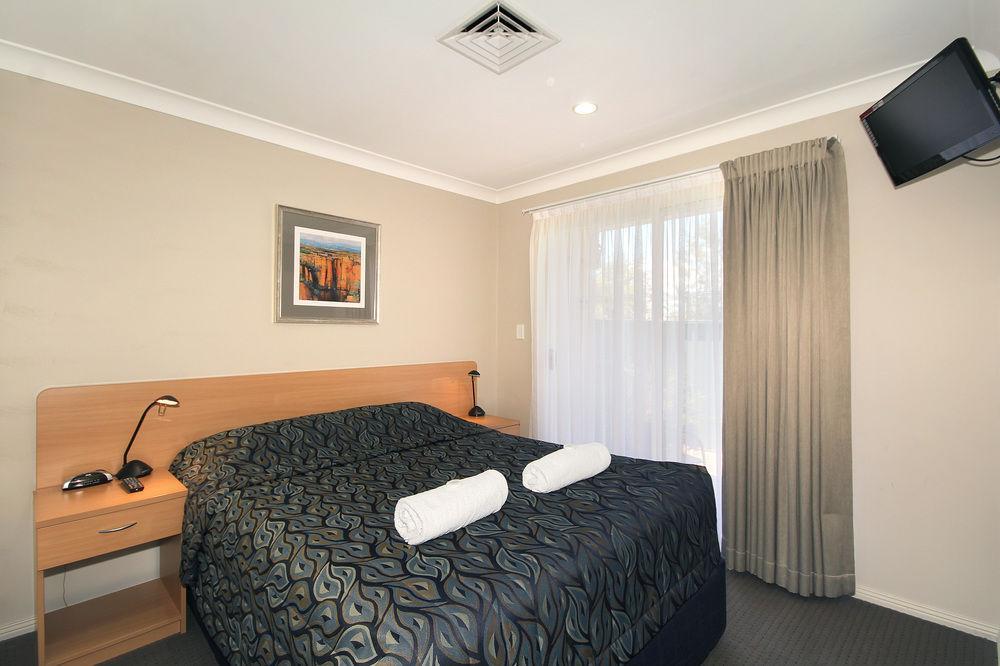 Edward Parry Motel And Apartments 탬워스 외부 사진