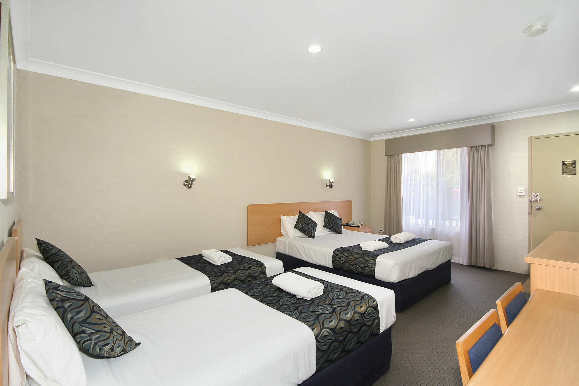 Edward Parry Motel And Apartments 탬워스 외부 사진