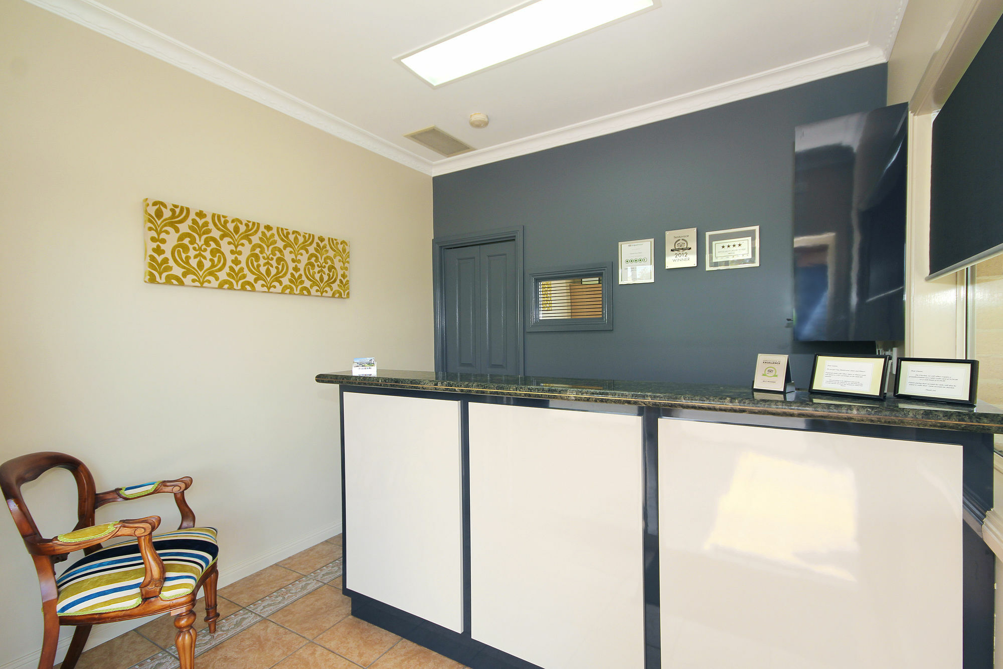 Edward Parry Motel And Apartments 탬워스 외부 사진